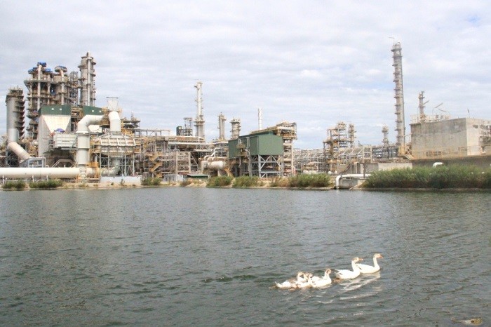 Hồ xử lý nước thải tại Nhà máy Lọc dầu Dung Quất.