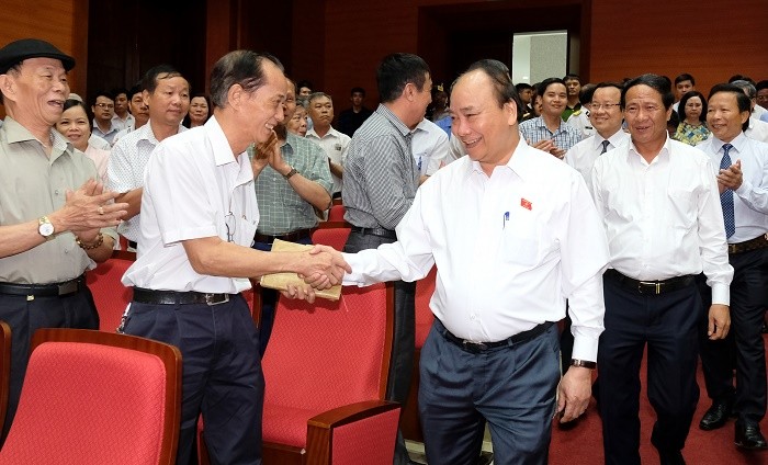 Thủ tướng thăm hỏi cử tri nhân dân quận Hồng Bàng, Thành phố Hải Phòng. Ảnh: VGP.