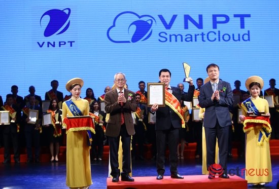 Nguyên Thứ trưởng thường trực Bộ Bưu chính Viễn thông Mai Liêm Trực và Thứ trưởng Bộ Công Thương Đỗ Thắng Hải trao danh hiệu Sao Khuê 2018 cho đại diện VNPT IT với giải pháp VNPT SmartCloud.