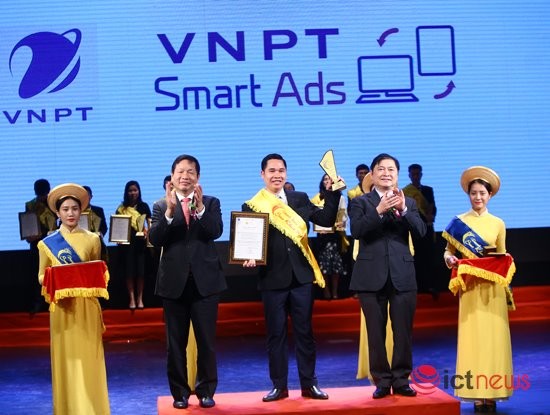 Đại diện Công ty công nghệ thông tin VNPT nhận danh hiệu Top 10 Sao Khuê năm 2018, với giải pháp truyền thông qua màn hình hiển thị VNPT SmartAds.
