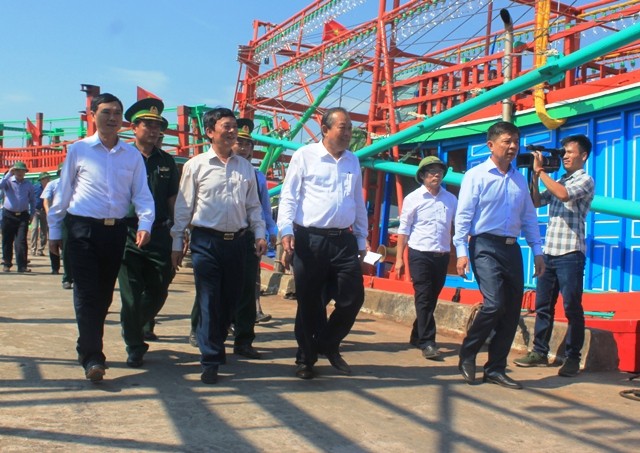 Phó Thủ tướng Trương Hòa Bình và đoàn công tác của Chính Phủ thăm hỏi và động viên ngư dân một số xã biển ở Quảng Bình. (Ảnh: T.T)
