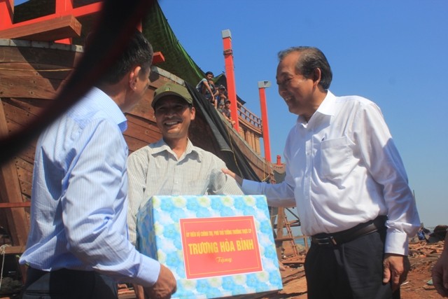 Phó Thủ tướng Trương Hòa Bình thăm hỏi, động viên và tặng quà cho một số gia đình ngư dân có hoàn cảnh khó khăn. (Ảnh: T.T)