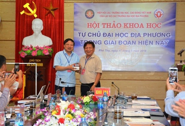 Phó giáo sư, Tiến sĩ Trần Xuân Nhĩ trao con dấu hoạt động cho Câu lạc bộ các trường Đại học địa phương.