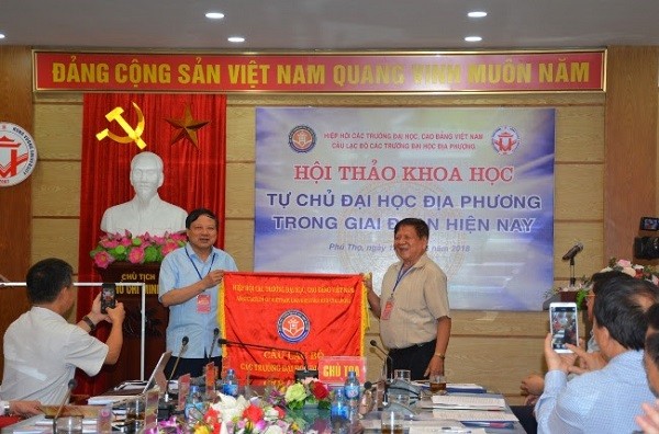 Phó giáo sư, Tiến sĩ Trần Xuân Nhĩ trao cờ luân lưu cho Câu lạc bộ các trường Đại học địa phương.