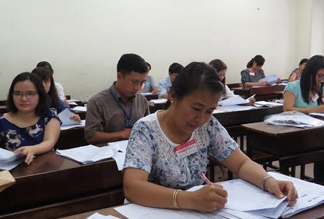 Các thầy cô tham gia công tác chấm thi (Ảnh minh họa: tienphong.vn).