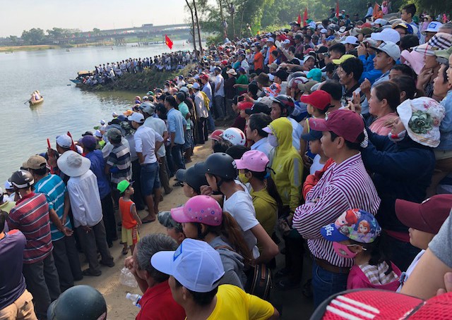 Hàng ngàn khán giả trên địa bàn tỉnh tập trung về hai bờ sông Thu Bồn để cổ vũ cho đội đua của huyện nhà.