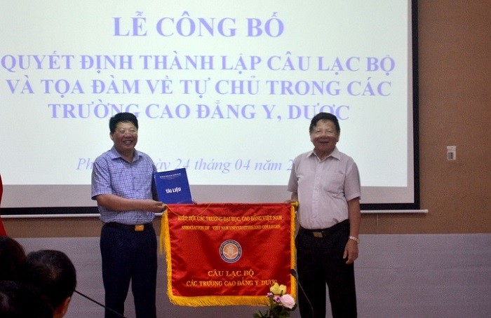 Phó giáo sư, Tiến sĩ Trần Xuân Nhĩ trao cờ Câu lạc bộ các trường Cao đẳng Y Dược.