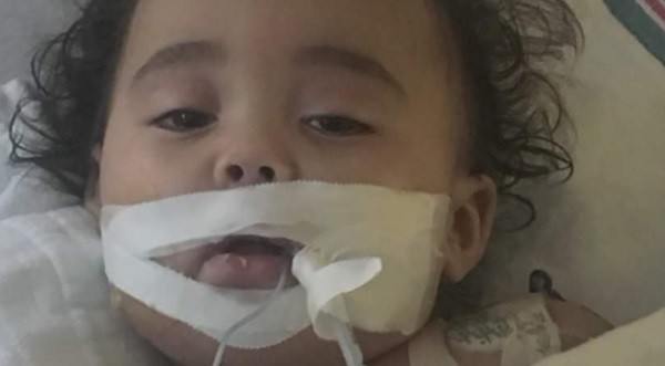Bé trai Cameron Soto 18 tháng nuốt phải pin dạng cúc phải nhập viện (Ảnh theo Health Magazine).