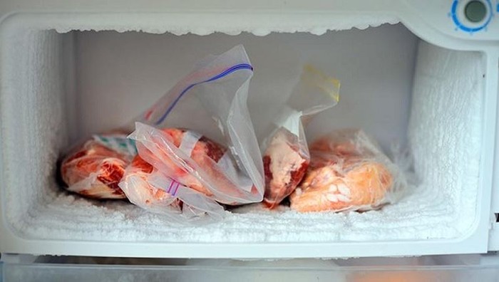Các thực phẩm đã bị đóng tuyết trong tủ lạnh (Ảnh minh họa: Theo Daily Mail).