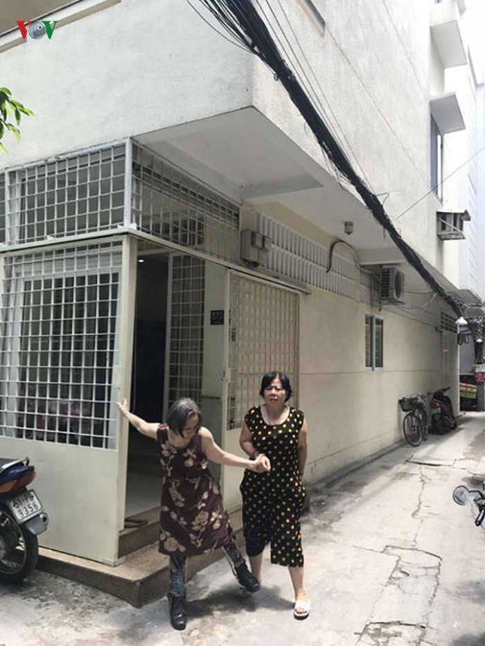 Bà Trần Thị Ngọc Nga (trái) tại căn nhà số 372/21.