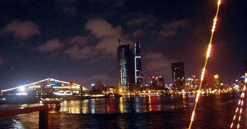Cảnh Sài Gòn ban đêm chụp từ du thuyền (Ảnh: tác giả cung cấp).