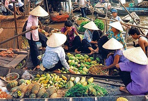 Cảnh mua bán tấp nập trên sông Mekong tại chợ Cái Răng (Ảnh: tác giả cung cấp).