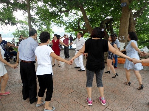 Nhảy múa tập thể ven hồ Hoàn Kiếm (Ảnh: tác giả cung cấp).