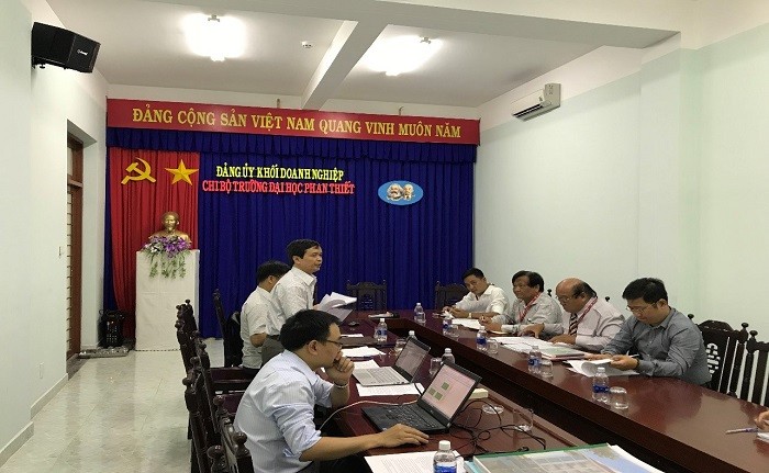 Đoàn công tác làm việc tại Trường đjai học Phan Thiết.