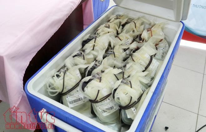 Những chiếc thùng chuyên dụng đựng đơn vị máu được những cựu học sinh hiến tặng.