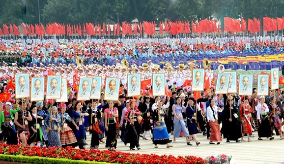 Đại diện các dân tộc Việt Nam diễu hành tại Quảng trường Ba Đình (Hà Nội) dịp kỷ niệm 70 năm Quốc khánh. Ảnh: MINH TRƯỜNG