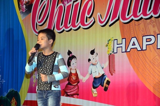 Cháu Hà Trung, 9 tuổi với giọng hát cao vút đã thu hút được khâm phục của khán giả. Tất cả hội trường đứng dậy vỗ tay cổ vũ cháu (Ảnh: tác giả cung cấp).