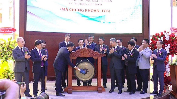 Chủ tich Hội đồng quản trị Hồ Hùng Anh đánh tiếng cồng chào mừng cổ phiếu TCB chính thức lên sàn chứng khoán.