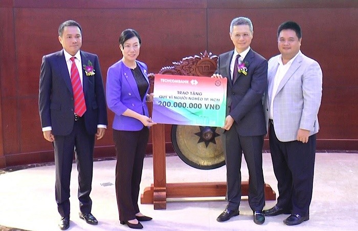 Tổng Giám đốc Nguyễn Lê Quốc Anh đại diện cho Techcombank trao tặng 200.000.000 đồng cho Quỹ vì người nghèo Thành phố Hồ Chí Minh.