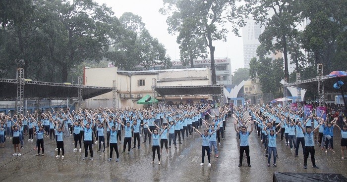 Gần 1.000 nghìn cán bộ nhân viên VietinBank đã hào hứng “đội mưa” nhảy Flashmob.