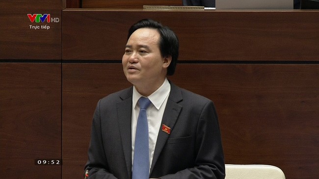 Bộ trưởng Phùng Xuân Nhạ trả lời chất vấn trước Quốc hội (Ảnh minh họa: vtv.vn).