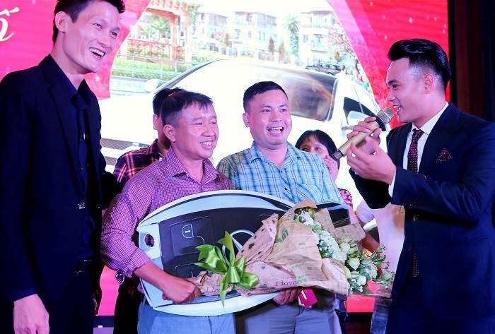 Ông Phạm Thanh Bình chủ sở hữu sản phẩm bất động sản với mã LCT - 038 thuộc đường 68m Lê Công Thanh dự án TNR Stars Đồng Văn - Khách hàng may mắn nhất là chủ nhân của chiếc xe ô tô trị giá 2 tỷ 99 triệu đồng.
