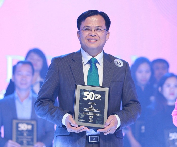 Đại diện VPBank nhận giải top 50 công ty kinh doanh hiệu quả.