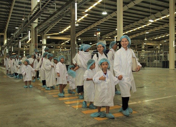 Các bé được các cô chú nhân viên hướng dẫn đi tham quan bên trong Nhà máy.