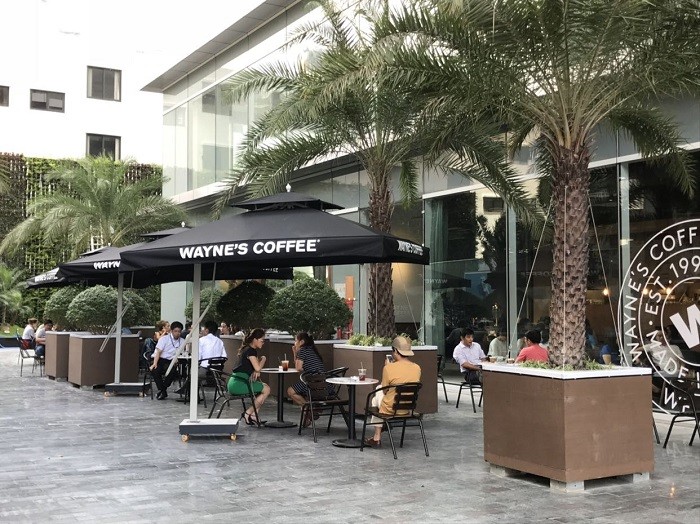 Không gian ngoài trời tại Wayne’s Coffee.