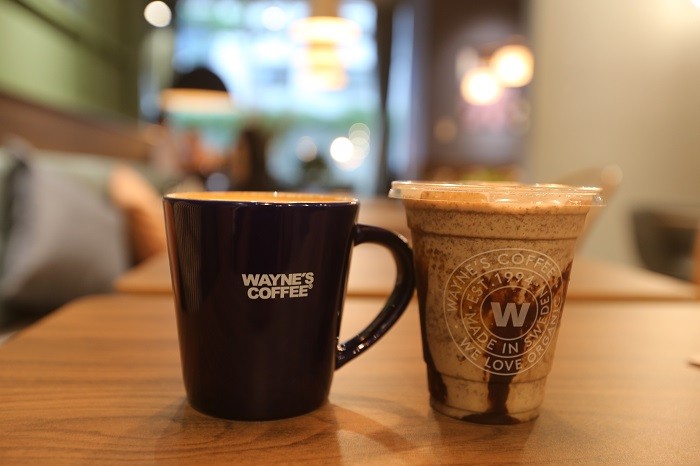 Ly cà phê tại Wayne’s Coffee.