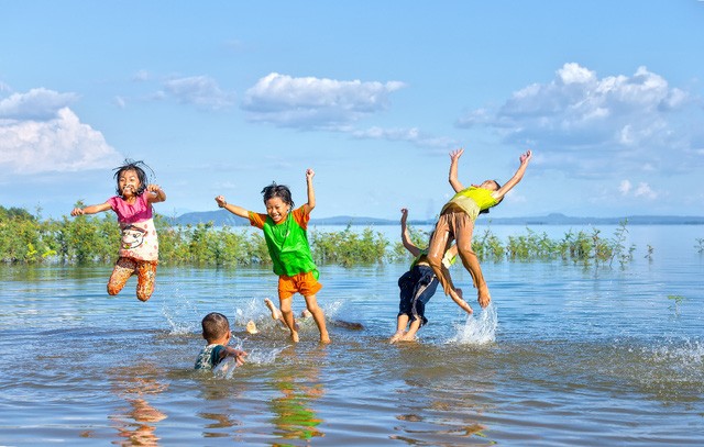 Những đứa trẻ vô tư, hồn nhiên chơi đùa trong những ngày tháng nghỉ hè (Ảnh minh họa: iStock).