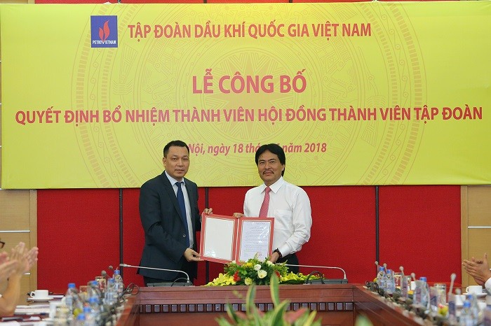 Thứ trưởng Đặng Hoàng An trao quyết định cho đồng chí Nguyễn Hùng Dũng.