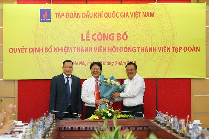 Chủ tịch hội đồng thành viên Trần Sỹ Thanh chúc mừng tân Thành viên hội đồng thành viên Nguyễn Hùng Dũng.