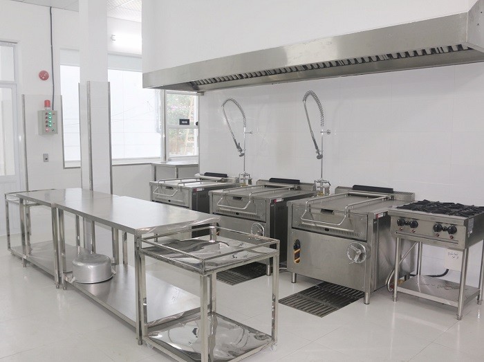Bếp ăn mẫu bán trú với trang thiết bị hiện đại và tuân thủ nghiêm ngặt các nguyên tắc an toàn vệ sinh thực phẩm.