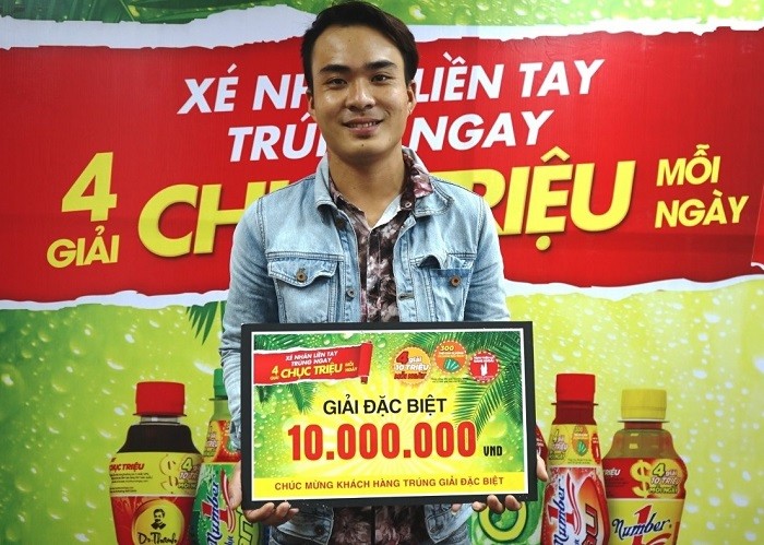 Khách hàng Nguyễn Thành Luân nhận giải thưởng 10 triệu đồng.