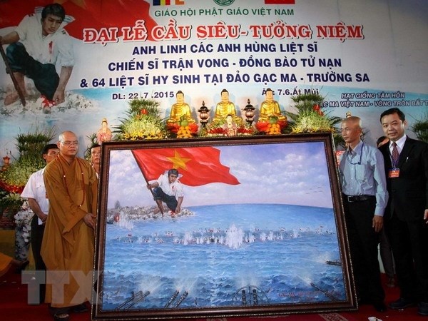 Tổ chức thành công cuộc đấu giá Bức tranh Gạc Ma – Vòng Tròn Bất Tử của họa sĩ Bùi Lệ Trang.