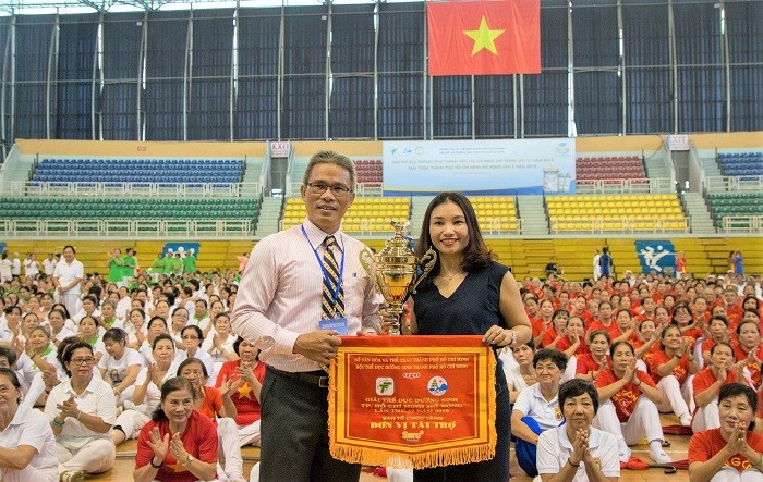 Nhà tài trợ Vinamilk Sure Prevent nhận cúp và cờ lưu niệm từ Ban Tổ Chức giải thi đấu.