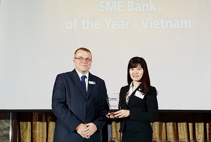 Bà Phạm Thị Vân Khánh (Giám đốc Ban Khách hàng doanh nghiệp nhỏ và vừa - BIDV) nhận giải thưởng “Best SME Bank Vietnam 2018” của Asian Banking &amp; Finance.