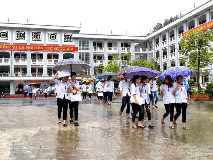 Các em thí sinh tham dự kì thi trung học phổ thông quốc gia (Ảnh minh hoạ: Baohagiang.com).