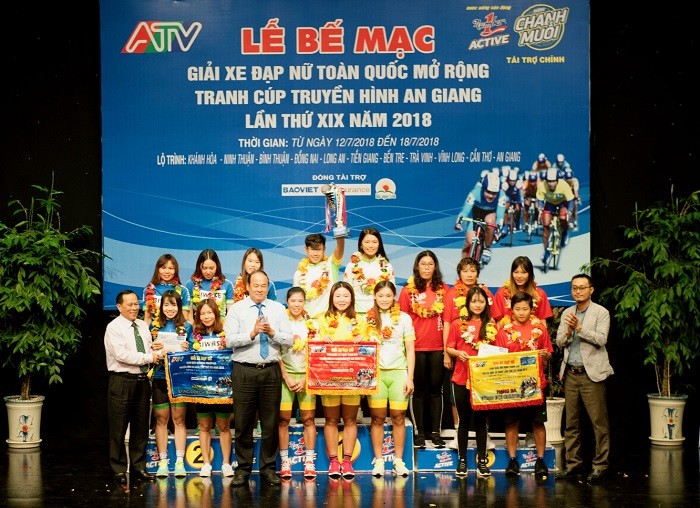 Ông Lê Nguyễn Đức Khôi (bìa phải) trao giải cho các vận động viên xuất sắc.