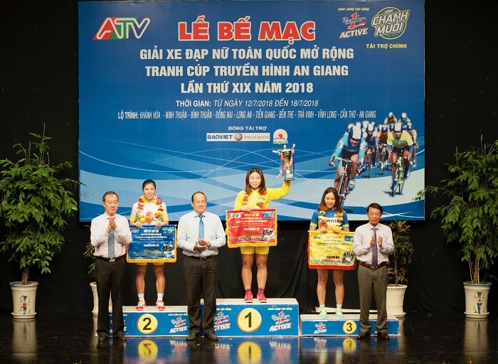Tay đua Nguyễn Thị Thu Mai đạt áo vàng chung cuộc.