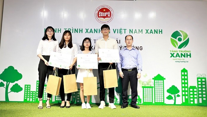 Ông Lê Minh Tuấn - đại diện Ban quản lý dự án trao thưởng cho các tác giả đạt giải trong cuộc thi (Ảnh: An Nhiên).
