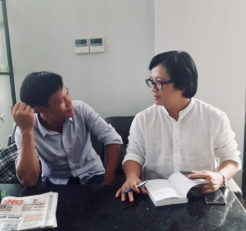 Nhà báo Lê Anh Đạt và thầy giáo Lê Văn Tùng.