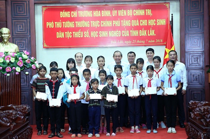 Phó Thủ tướng Thường trực Chính phủ Trương Hòa Bình tặng quà cho học sinh dân tộc thiểu số, học sinh nghèo của tỉnh Đắk Lắk.