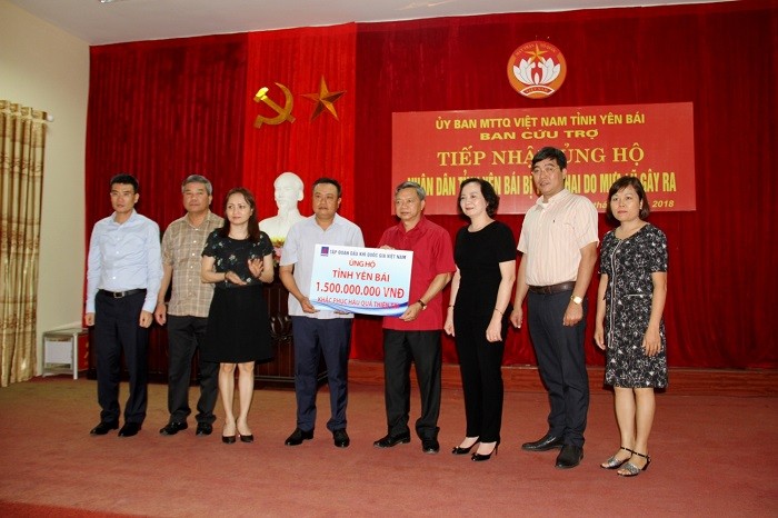 Đồng chí Trần Sỹ Thanh thay mặt cán bộ công nhân viên PVN trao tặng tỉnh Yên Bái số tiền 1,5 tỉ đồng.