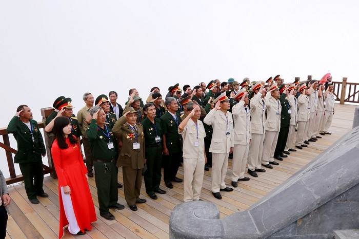 Hơn 100 cựu chiến binh thuộc Hội Cựu chiến binh huyện Sa Pa có mặt tại khu vực cột cờ tổ quốc trên đỉnh Fansipan.