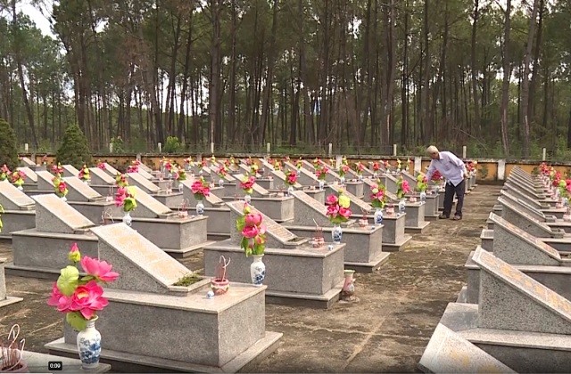 Gần 30 năm qua, cụ Cư luôn cần mẫn chăm sóc cho các phần mộ của các đồng đội ở nghĩa trang liệt sỹ Thọ Lộc.