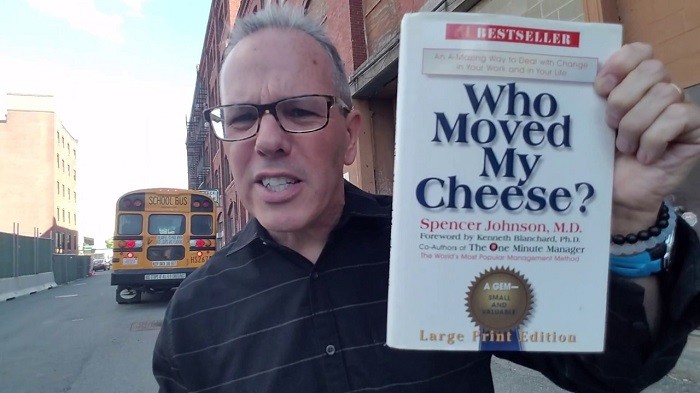 Tác giả Spencer Johnson cùng cuốn sách Who Moved My Cheese? (Ảnh: tác giả cung cấp).
