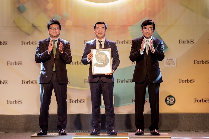 Ông Đỗ Thanh Tuấn – Giám đốc Đối Ngoại Vinamilk nhận chứng nhận của Lễ vinh danh Top 50 công ty niêm yết tốt nhất Việt Nam.