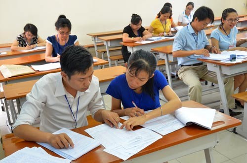 Các thầy cô giáo tham gia công tác chấm thi (Ảnh minh họa: nld.com.vn)